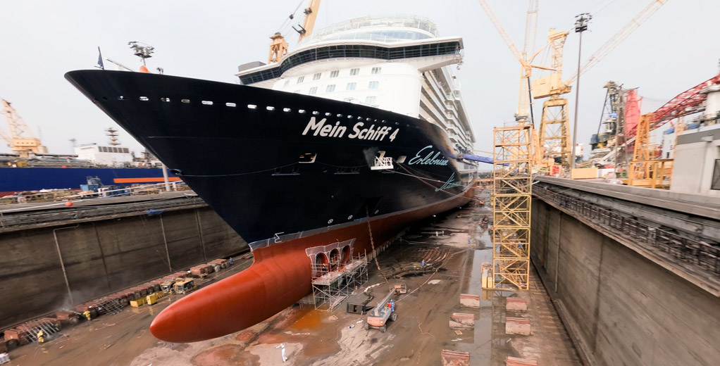 Blick auf den Bug der Mein Schiff 4 im Trockendock